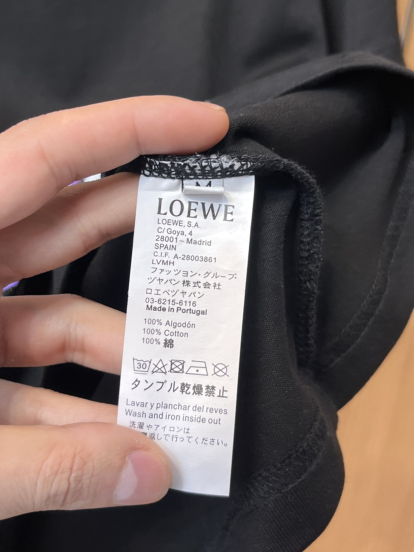 Loewe 【新品】2026SS春夏🆕 男女情侶款經典logo圖標設計短袖T卹簡約的時尚元素設計凸顯精簡,隸屬今夏高顏值單品. 客供優質針織棉面料,手感順滑細膩,著身的透氣舒適感無可挑剔.顯風時尚.全新標誌皮質徽章縫製感染力強大,彰顯前衛獨特個性.時尚達人的必備單品.表達一絲不苟的時尚氣息. 顏色：白色黑色尺碼：S/M/L/XL/2XL S肩寬43胸圍104衣長67袖長21
