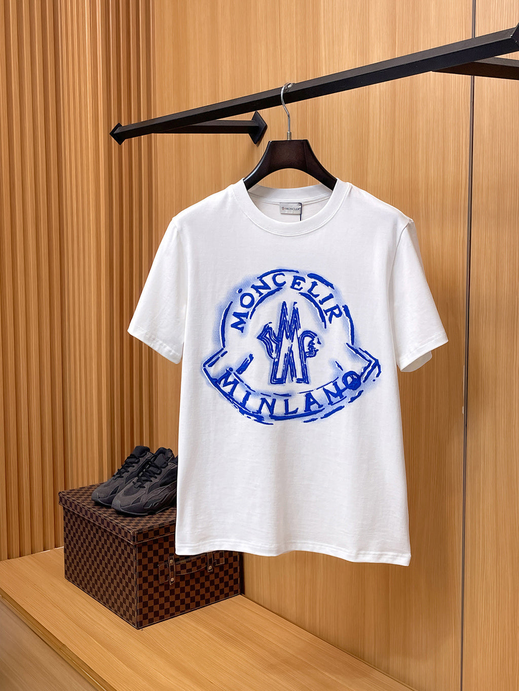 Moncler【新品】2026SS春夏🆕 男女情侶款經典logo圖標設計短袖T卹簡約的時尚元素設計凸顯精簡,隸屬今夏高顏值單品. 客供優質針織棉面料,手感順滑細膩,著身的透氣舒適感可挑剔.全新標誌皮質徽章縫製感染力強大,彰顯前衛獨特個性.時尚達人的必備單品.表達一絲不苟的時尚氣息. 顏色：白色黑色尺碼：S/M/L/XL/2XL S肩寬43胸圍104衣長67袖長21