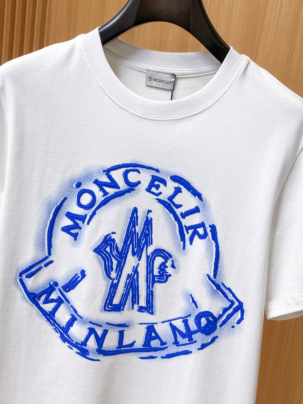 Moncler【新品】2026SS春夏🆕 男女情侶款經典logo圖標設計短袖T卹簡約的時尚元素設計凸顯精簡,隸屬今夏高顏值單品. 客供優質針織棉面料,手感順滑細膩,著身的透氣舒適感可挑剔.全新標誌皮質徽章縫製感染力強大,彰顯前衛獨特個性.時尚達人的必備單品.表達一絲不苟的時尚氣息. 顏色：白色黑色尺碼：S/M/L/XL/2XL S肩寬43胸圍104衣長67袖長21