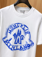 Moncler【新品】2026SS春夏🆕 男女情侶款經典logo圖標設計短袖T卹簡約的時尚元素設計凸顯精簡,隸屬今夏高顏值單品. 客供優質針織棉面料,手感順滑細膩,著身的透氣舒適感可挑剔.全新標誌皮質徽章縫製感染力強大,彰顯前衛獨特個性.時尚達人的必備單品.表達一絲不苟的時尚氣息. 顏色：白色黑色尺碼：S/M/L/XL/2XL S肩寬43胸圍104衣長67袖長21
