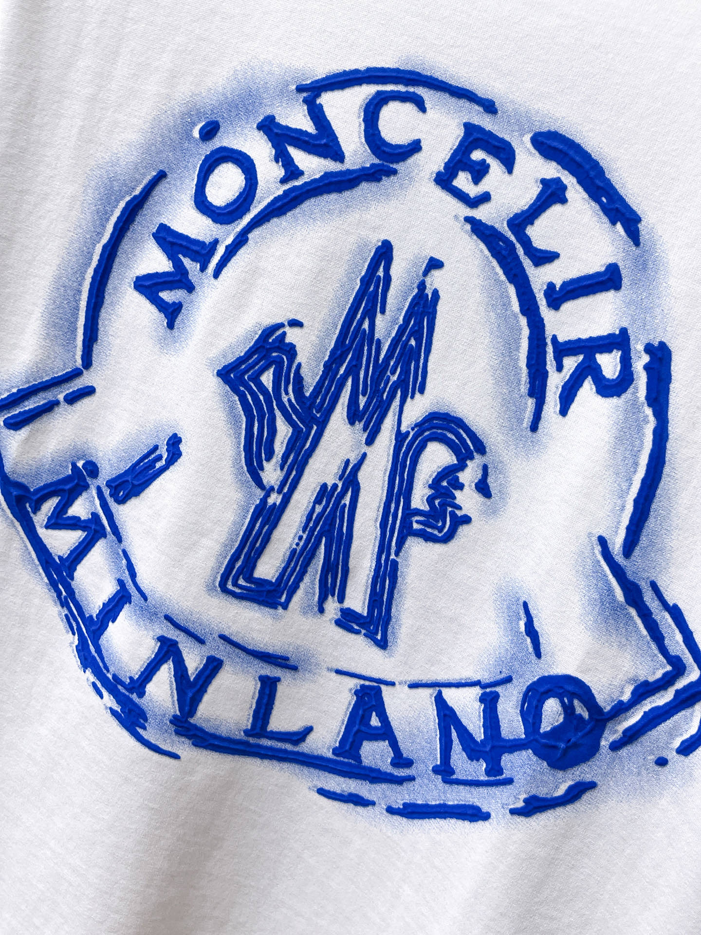 Moncler【新品】2026SS春夏🆕 男女情侶款經典logo圖標設計短袖T卹簡約的時尚元素設計凸顯精簡,隸屬今夏高顏值單品. 客供優質針織棉面料,手感順滑細膩,著身的透氣舒適感可挑剔.全新標誌皮質徽章縫製感染力強大,彰顯前衛獨特個性.時尚達人的必備單品.表達一絲不苟的時尚氣息. 顏色：白色黑色尺碼：S/M/L/XL/2XL S肩寬43胸圍104衣長67袖長21
