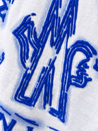 Moncler【新品】2026SS春夏🆕 男女情侶款經典logo圖標設計短袖T卹簡約的時尚元素設計凸顯精簡,隸屬今夏高顏值單品. 客供優質針織棉面料,手感順滑細膩,著身的透氣舒適感可挑剔.全新標誌皮質徽章縫製感染力強大,彰顯前衛獨特個性.時尚達人的必備單品.表達一絲不苟的時尚氣息. 顏色：白色黑色尺碼：S/M/L/XL/2XL S肩寬43胸圍104衣長67袖長21