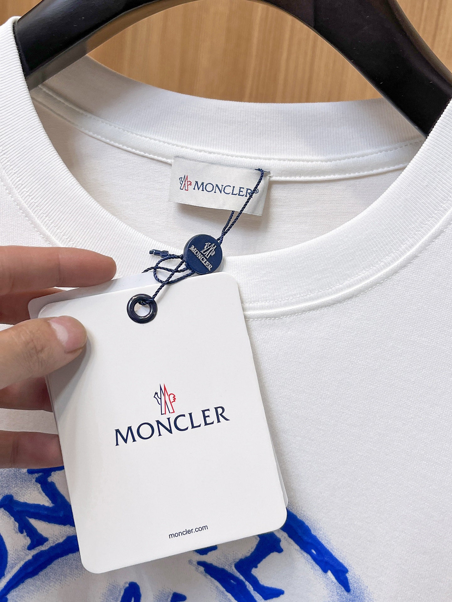 Moncler【新品】2026SS春夏🆕 男女情侶款經典logo圖標設計短袖T卹簡約的時尚元素設計凸顯精簡,隸屬今夏高顏值單品. 客供優質針織棉面料,手感順滑細膩,著身的透氣舒適感可挑剔.全新標誌皮質徽章縫製感染力強大,彰顯前衛獨特個性.時尚達人的必備單品.表達一絲不苟的時尚氣息. 顏色：白色黑色尺碼：S/M/L/XL/2XL S肩寬43胸圍104衣長67袖長21