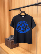 Moncler【新品】2026SS春夏🆕 男女情侶款經典logo圖標設計短袖T卹簡約的時尚元素設計凸顯精簡,隸屬今夏高顏值單品. 客供優質針織棉面料,手感順滑細膩,著身的透氣舒適感可挑剔.全新標誌皮質徽章縫製感染力強大,彰顯前衛獨特個性.時尚達人的必備單品.表達一絲不苟的時尚氣息. 顏色：白色黑色尺碼：S/M/L/XL/2XL S肩寬43胸圍104衣長67袖長21