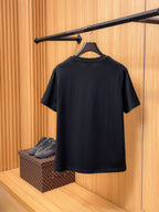 Moncler【新品】2026SS春夏🆕 男女情侶款經典logo圖標設計短袖T卹簡約的時尚元素設計凸顯精簡,隸屬今夏高顏值單品. 客供優質針織棉面料,手感順滑細膩,著身的透氣舒適感可挑剔.全新標誌皮質徽章縫製感染力強大,彰顯前衛獨特個性.時尚達人的必備單品.表達一絲不苟的時尚氣息. 顏色：白色黑色尺碼：S/M/L/XL/2XL S肩寬43胸圍104衣長67袖長21