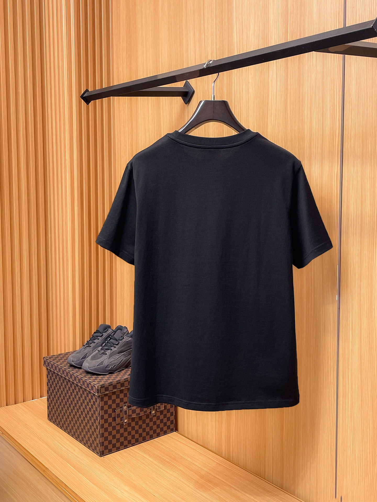 Moncler【新品】2026SS春夏🆕 男女情侶款經典logo圖標設計短袖T卹簡約的時尚元素設計凸顯精簡,隸屬今夏高顏值單品. 客供優質針織棉面料,手感順滑細膩,著身的透氣舒適感可挑剔.全新標誌皮質徽章縫製感染力強大,彰顯前衛獨特個性.時尚達人的必備單品.表達一絲不苟的時尚氣息. 顏色：白色黑色尺碼：S/M/L/XL/2XL S肩寬43胸圍104衣長67袖長21