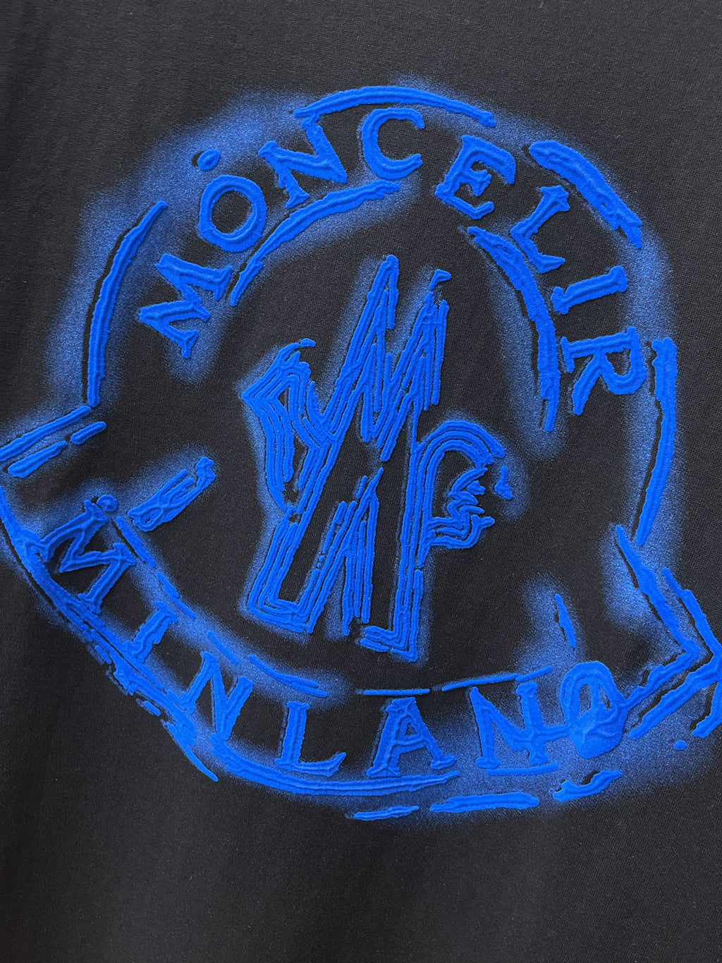 Moncler【新品】2026SS春夏🆕 男女情侶款經典logo圖標設計短袖T卹簡約的時尚元素設計凸顯精簡,隸屬今夏高顏值單品. 客供優質針織棉面料,手感順滑細膩,著身的透氣舒適感可挑剔.全新標誌皮質徽章縫製感染力強大,彰顯前衛獨特個性.時尚達人的必備單品.表達一絲不苟的時尚氣息. 顏色：白色黑色尺碼：S/M/L/XL/2XL S肩寬43胸圍104衣長67袖長21