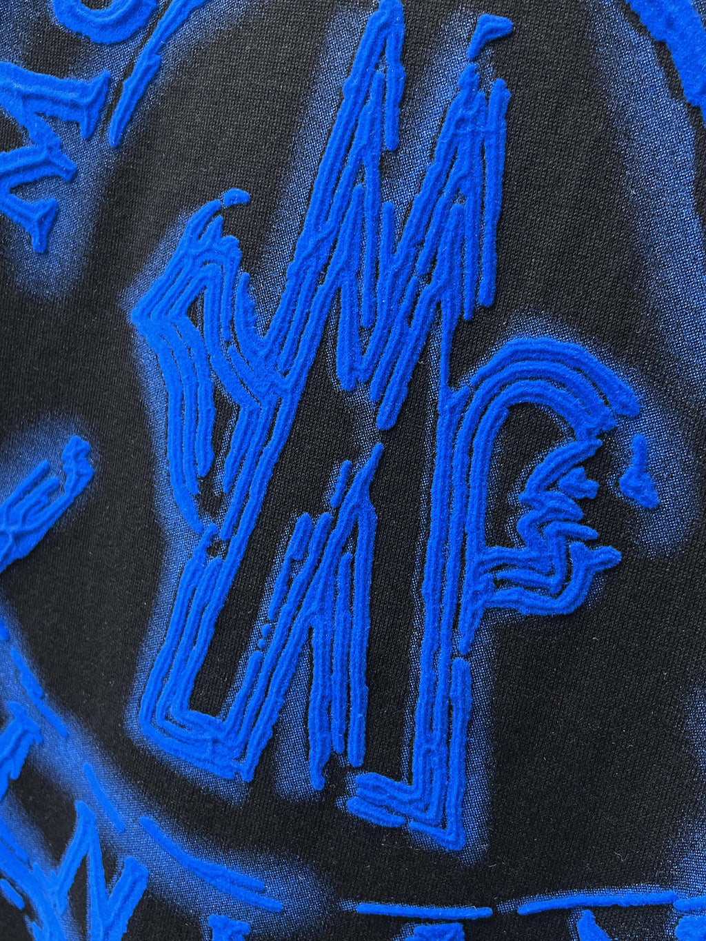 Moncler【新品】2026SS春夏🆕 男女情侶款經典logo圖標設計短袖T卹簡約的時尚元素設計凸顯精簡,隸屬今夏高顏值單品. 客供優質針織棉面料,手感順滑細膩,著身的透氣舒適感可挑剔.全新標誌皮質徽章縫製感染力強大,彰顯前衛獨特個性.時尚達人的必備單品.表達一絲不苟的時尚氣息. 顏色：白色黑色尺碼：S/M/L/XL/2XL S肩寬43胸圍104衣長67袖長21