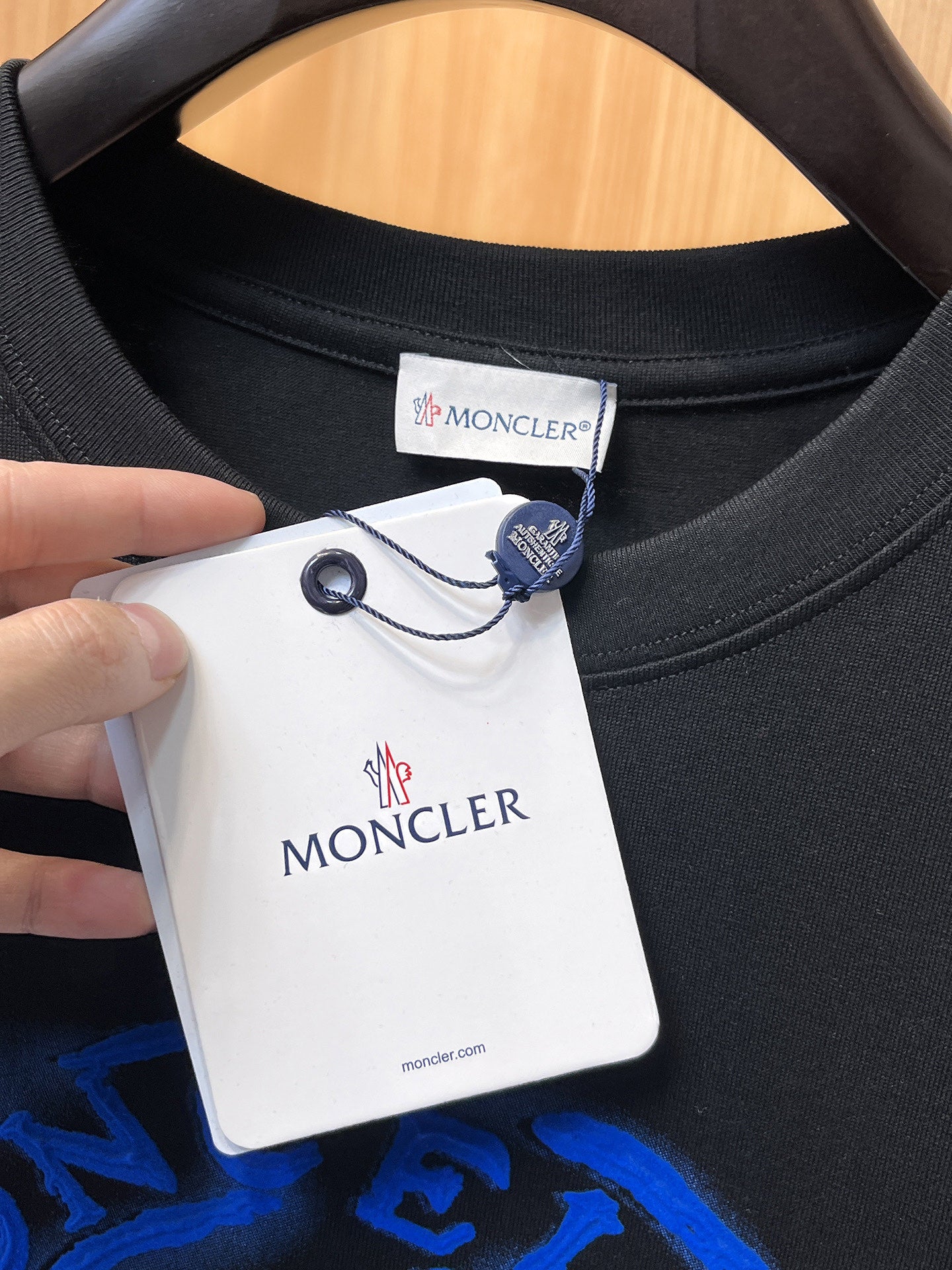 Moncler【新品】2026SS春夏🆕 男女情侶款經典logo圖標設計短袖T卹簡約的時尚元素設計凸顯精簡,隸屬今夏高顏值單品. 客供優質針織棉面料,手感順滑細膩,著身的透氣舒適感可挑剔.全新標誌皮質徽章縫製感染力強大,彰顯前衛獨特個性.時尚達人的必備單品.表達一絲不苟的時尚氣息. 顏色：白色黑色尺碼：S/M/L/XL/2XL S肩寬43胸圍104衣長67袖長21