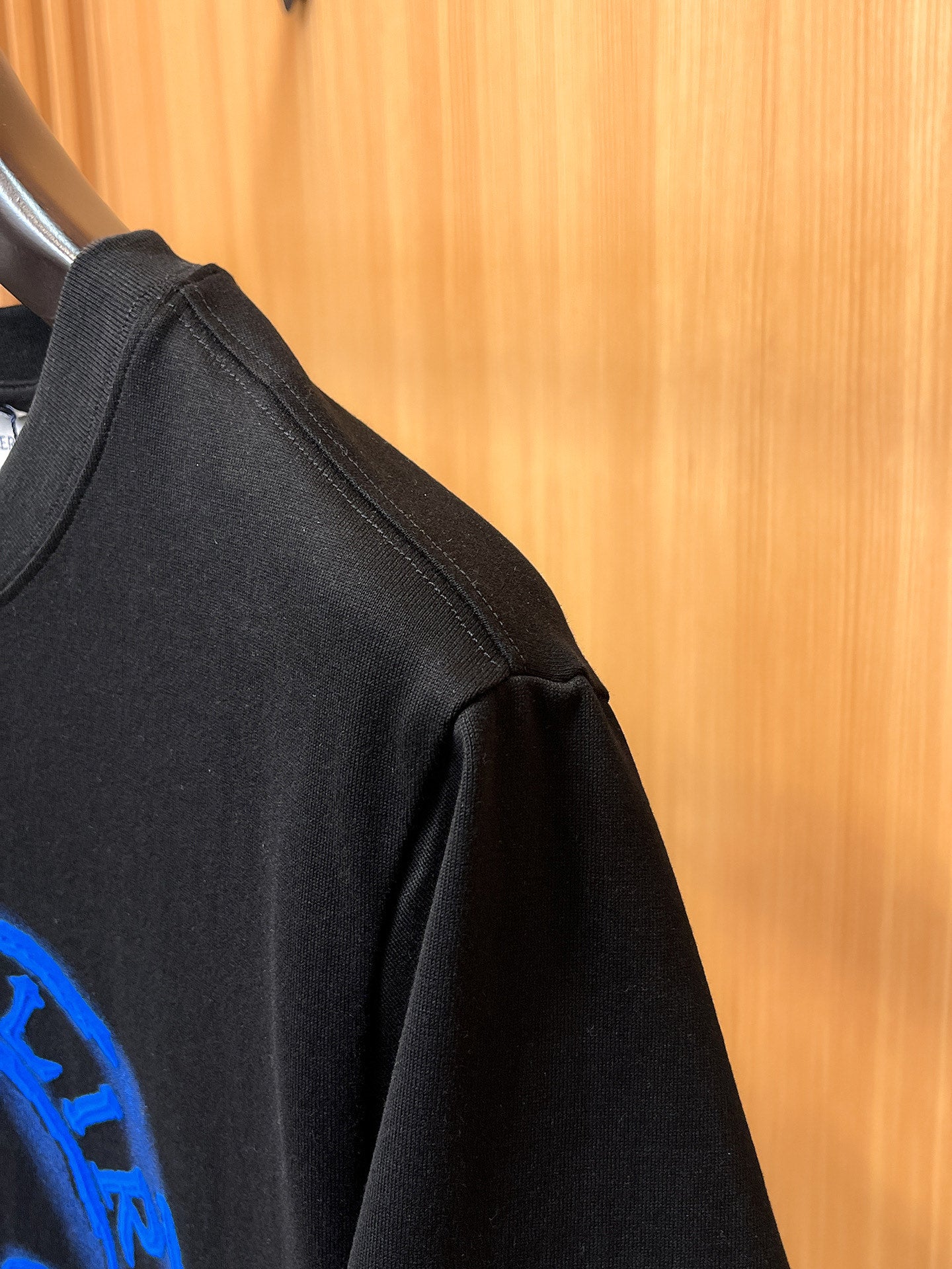 Moncler【新品】2026SS春夏🆕 男女情侶款經典logo圖標設計短袖T卹簡約的時尚元素設計凸顯精簡,隸屬今夏高顏值單品. 客供優質針織棉面料,手感順滑細膩,著身的透氣舒適感可挑剔.全新標誌皮質徽章縫製感染力強大,彰顯前衛獨特個性.時尚達人的必備單品.表達一絲不苟的時尚氣息. 顏色：白色黑色尺碼：S/M/L/XL/2XL S肩寬43胸圍104衣長67袖長21
