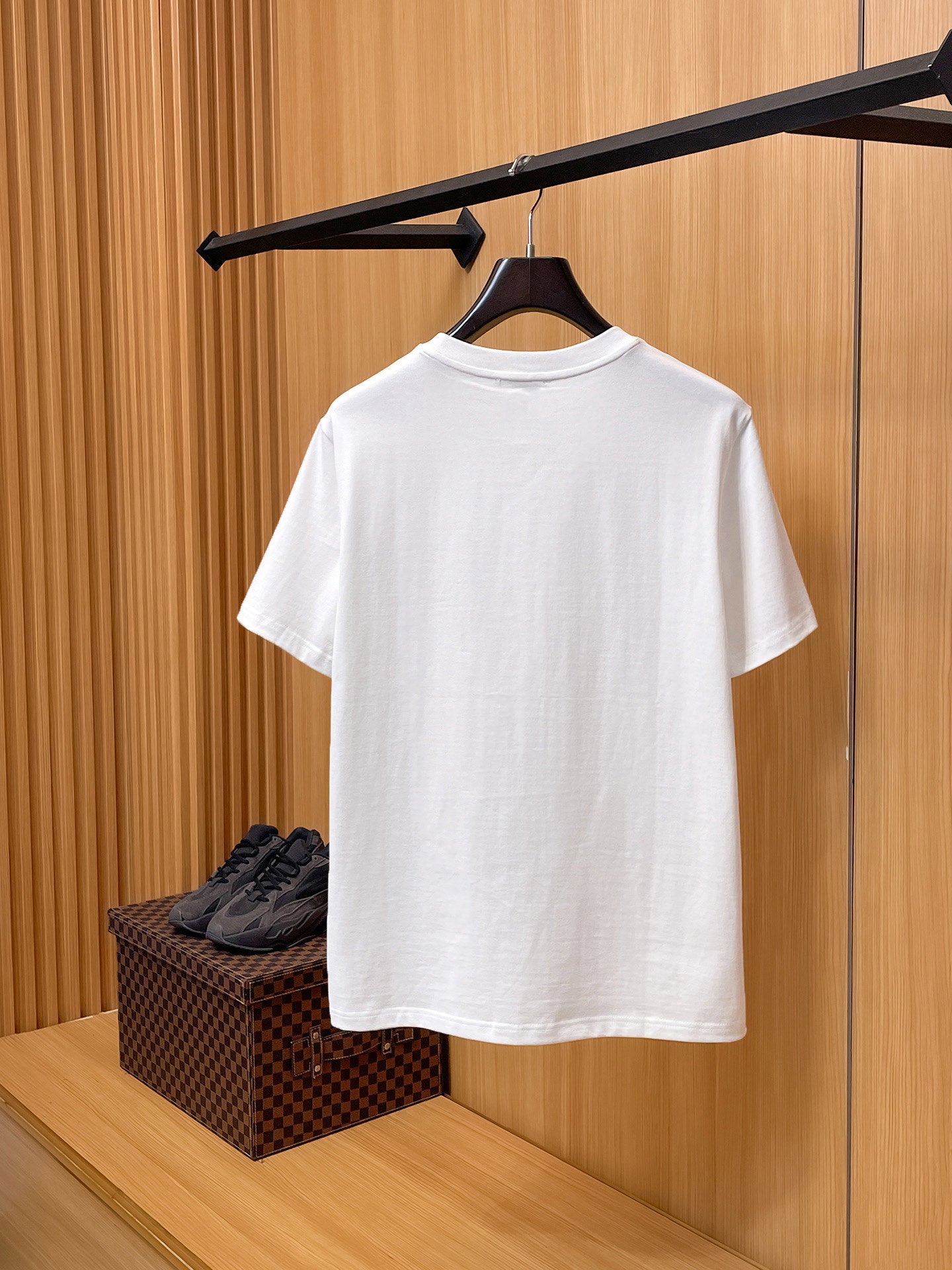 Gucci【新品】2026SS春夏🆕 男女情侶款經典logo圖標設計短袖T卹簡約的時尚元素設計凸顯精簡,隸屬今夏高顏值單品. 客供優質針織棉面料,手感順滑細膩,著身的透氣舒適感無可挑剔.全新標誌皮質徽章縫製感染力強大,彰顯前衛獨特個性.時尚達人的必備單品.表達一絲不苟的時尚氣息. 顏色：白色黑色尺碼：S/M/L/XL/2XL S肩寬43胸圍104衣長67袖長21