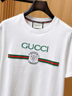 Gucci【新品】2026SS春夏🆕 男女情侶款經典logo圖標設計短袖T卹簡約的時尚元素設計凸顯精簡,隸屬今夏高顏值單品. 客供優質針織棉面料,手感順滑細膩,著身的透氣舒適感無可挑剔.全新標誌皮質徽章縫製感染力強大,彰顯前衛獨特個性.時尚達人的必備單品.表達一絲不苟的時尚氣息. 顏色：白色黑色尺碼：S/M/L/XL/2XL S肩寬43胸圍104衣長67袖長21