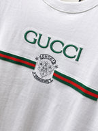 Gucci【新品】2026SS春夏🆕 男女情侶款經典logo圖標設計短袖T卹簡約的時尚元素設計凸顯精簡,隸屬今夏高顏值單品. 客供優質針織棉面料,手感順滑細膩,著身的透氣舒適感無可挑剔.全新標誌皮質徽章縫製感染力強大,彰顯前衛獨特個性.時尚達人的必備單品.表達一絲不苟的時尚氣息. 顏色：白色黑色尺碼：S/M/L/XL/2XL S肩寬43胸圍104衣長67袖長21