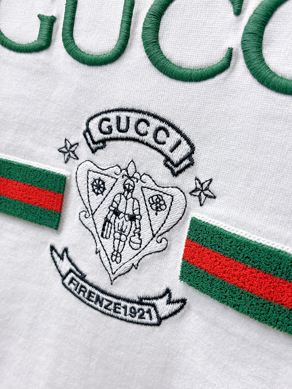 Gucci【新品】2026SS春夏🆕 男女情侶款經典logo圖標設計短袖T卹簡約的時尚元素設計凸顯精簡,隸屬今夏高顏值單品. 客供優質針織棉面料,手感順滑細膩,著身的透氣舒適感無可挑剔.全新標誌皮質徽章縫製感染力強大,彰顯前衛獨特個性.時尚達人的必備單品.表達一絲不苟的時尚氣息. 顏色：白色黑色尺碼：S/M/L/XL/2XL S肩寬43胸圍104衣長67袖長21