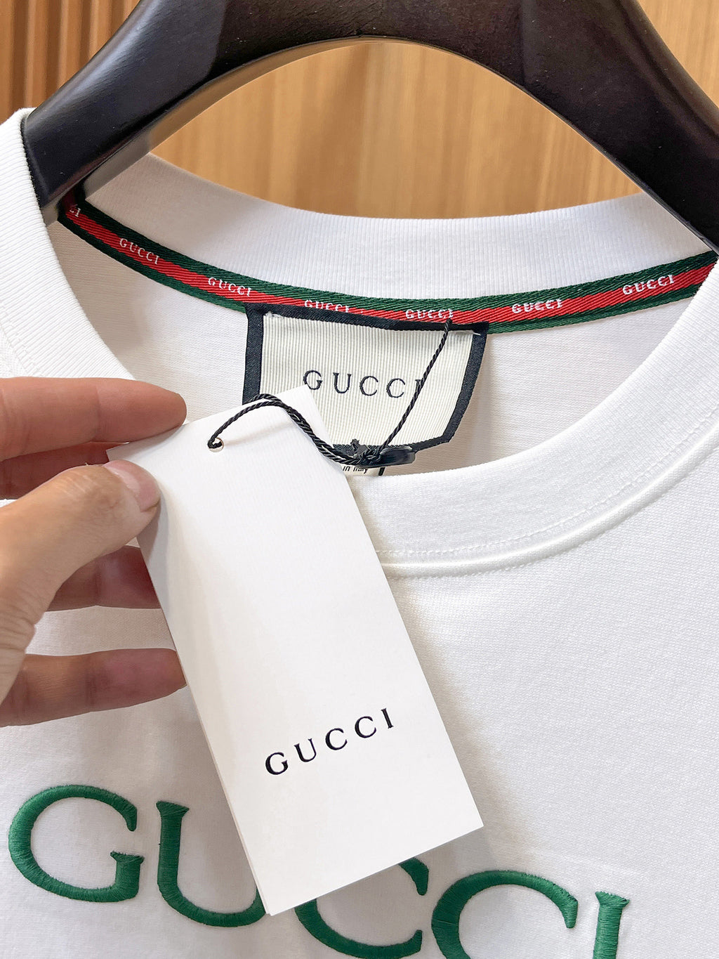 Gucci【新品】2026SS春夏🆕 男女情侶款經典logo圖標設計短袖T卹簡約的時尚元素設計凸顯精簡,隸屬今夏高顏值單品. 客供優質針織棉面料,手感順滑細膩,著身的透氣舒適感無可挑剔.全新標誌皮質徽章縫製感染力強大,彰顯前衛獨特個性.時尚達人的必備單品.表達一絲不苟的時尚氣息. 顏色：白色黑色尺碼：S/M/L/XL/2XL S肩寬43胸圍104衣長67袖長21