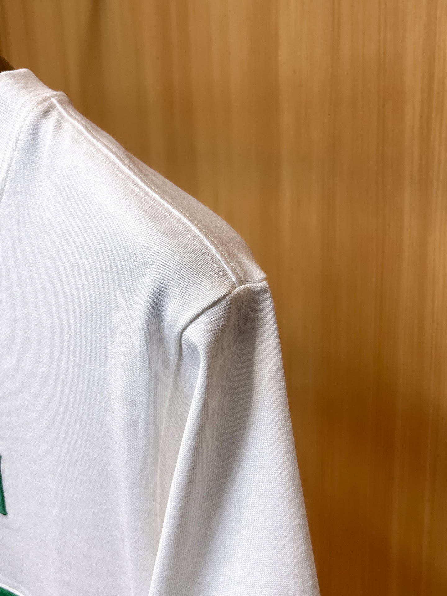 Gucci【新品】2026SS春夏🆕 男女情侶款經典logo圖標設計短袖T卹簡約的時尚元素設計凸顯精簡,隸屬今夏高顏值單品. 客供優質針織棉面料,手感順滑細膩,著身的透氣舒適感無可挑剔.全新標誌皮質徽章縫製感染力強大,彰顯前衛獨特個性.時尚達人的必備單品.表達一絲不苟的時尚氣息. 顏色：白色黑色尺碼：S/M/L/XL/2XL S肩寬43胸圍104衣長67袖長21