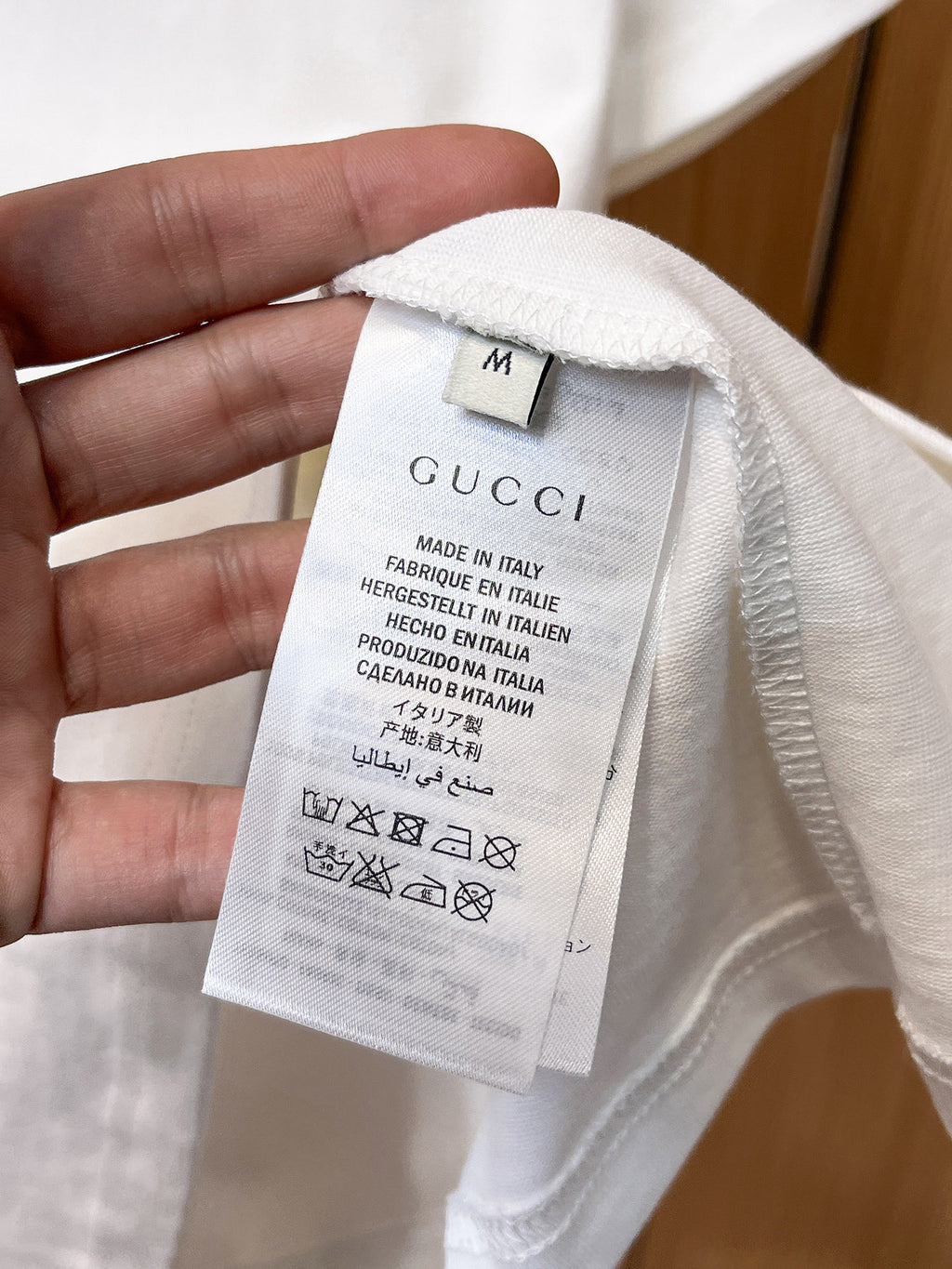 Gucci【新品】2026SS春夏🆕 男女情侶款經典logo圖標設計短袖T卹簡約的時尚元素設計凸顯精簡,隸屬今夏高顏值單品. 客供優質針織棉面料,手感順滑細膩,著身的透氣舒適感無可挑剔.全新標誌皮質徽章縫製感染力強大,彰顯前衛獨特個性.時尚達人的必備單品.表達一絲不苟的時尚氣息. 顏色：白色黑色尺碼：S/M/L/XL/2XL S肩寬43胸圍104衣長67袖長21