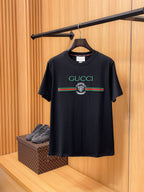 Gucci【新品】2026SS春夏🆕 男女情侶款經典logo圖標設計短袖T卹簡約的時尚元素設計凸顯精簡,隸屬今夏高顏值單品. 客供優質針織棉面料,手感順滑細膩,著身的透氣舒適感無可挑剔.全新標誌皮質徽章縫製感染力強大,彰顯前衛獨特個性.時尚達人的必備單品.表達一絲不苟的時尚氣息. 顏色：白色黑色尺碼：S/M/L/XL/2XL S肩寬43胸圍104衣長67袖長21