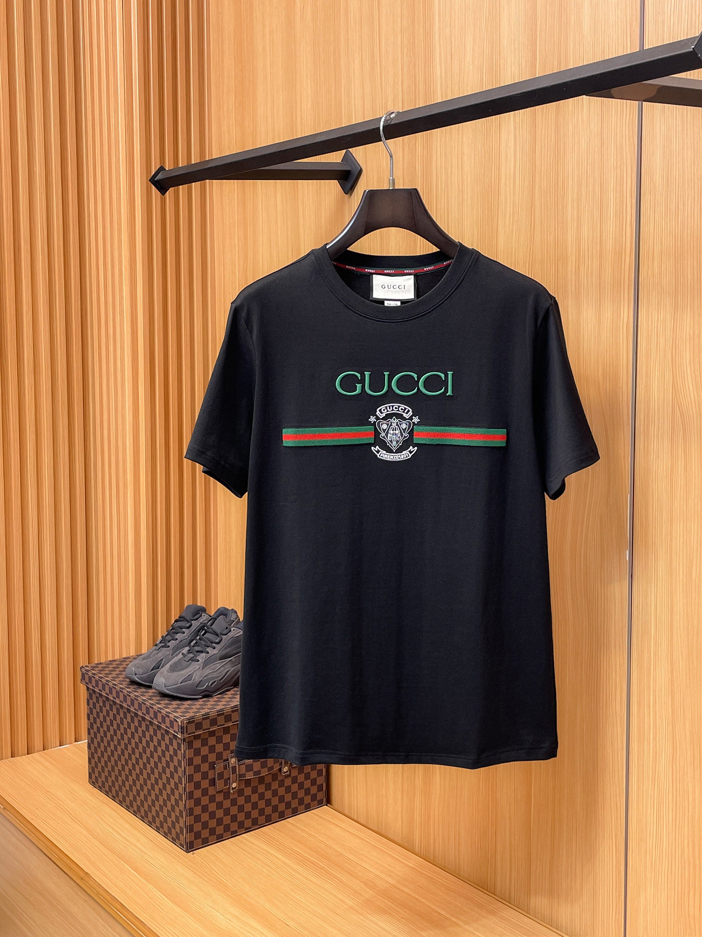 Gucci【新品】2026SS春夏🆕 男女情侶款經典logo圖標設計短袖T卹簡約的時尚元素設計凸顯精簡,隸屬今夏高顏值單品. 客供優質針織棉面料,手感順滑細膩,著身的透氣舒適感無可挑剔.全新標誌皮質徽章縫製感染力強大,彰顯前衛獨特個性.時尚達人的必備單品.表達一絲不苟的時尚氣息. 顏色：白色黑色尺碼：S/M/L/XL/2XL S肩寬43胸圍104衣長67袖長21