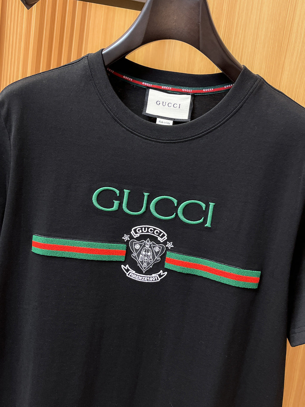 Gucci【新品】2026SS春夏🆕 男女情侶款經典logo圖標設計短袖T卹簡約的時尚元素設計凸顯精簡,隸屬今夏高顏值單品. 客供優質針織棉面料,手感順滑細膩,著身的透氣舒適感無可挑剔.全新標誌皮質徽章縫製感染力強大,彰顯前衛獨特個性.時尚達人的必備單品.表達一絲不苟的時尚氣息. 顏色：白色黑色尺碼：S/M/L/XL/2XL S肩寬43胸圍104衣長67袖長21