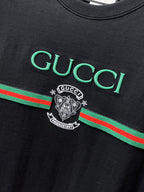 Gucci【新品】2026SS春夏🆕 男女情侶款經典logo圖標設計短袖T卹簡約的時尚元素設計凸顯精簡,隸屬今夏高顏值單品. 客供優質針織棉面料,手感順滑細膩,著身的透氣舒適感無可挑剔.全新標誌皮質徽章縫製感染力強大,彰顯前衛獨特個性.時尚達人的必備單品.表達一絲不苟的時尚氣息. 顏色：白色黑色尺碼：S/M/L/XL/2XL S肩寬43胸圍104衣長67袖長21