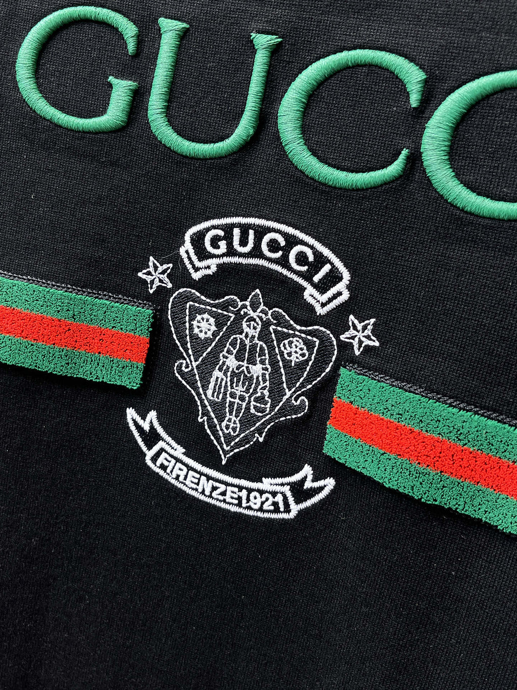 Gucci【新品】2026SS春夏🆕 男女情侶款經典logo圖標設計短袖T卹簡約的時尚元素設計凸顯精簡,隸屬今夏高顏值單品. 客供優質針織棉面料,手感順滑細膩,著身的透氣舒適感無可挑剔.全新標誌皮質徽章縫製感染力強大,彰顯前衛獨特個性.時尚達人的必備單品.表達一絲不苟的時尚氣息. 顏色：白色黑色尺碼：S/M/L/XL/2XL S肩寬43胸圍104衣長67袖長21