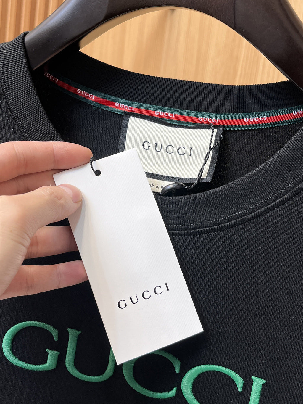 Gucci【新品】2026SS春夏🆕 男女情侶款經典logo圖標設計短袖T卹簡約的時尚元素設計凸顯精簡,隸屬今夏高顏值單品. 客供優質針織棉面料,手感順滑細膩,著身的透氣舒適感無可挑剔.全新標誌皮質徽章縫製感染力強大,彰顯前衛獨特個性.時尚達人的必備單品.表達一絲不苟的時尚氣息. 顏色：白色黑色尺碼：S/M/L/XL/2XL S肩寬43胸圍104衣長67袖長21