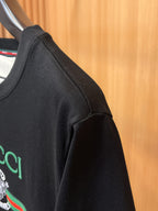 Gucci【新品】2026SS春夏🆕 男女情侶款經典logo圖標設計短袖T卹簡約的時尚元素設計凸顯精簡,隸屬今夏高顏值單品. 客供優質針織棉面料,手感順滑細膩,著身的透氣舒適感無可挑剔.全新標誌皮質徽章縫製感染力強大,彰顯前衛獨特個性.時尚達人的必備單品.表達一絲不苟的時尚氣息. 顏色：白色黑色尺碼：S/M/L/XL/2XL S肩寬43胸圍104衣長67袖長21
