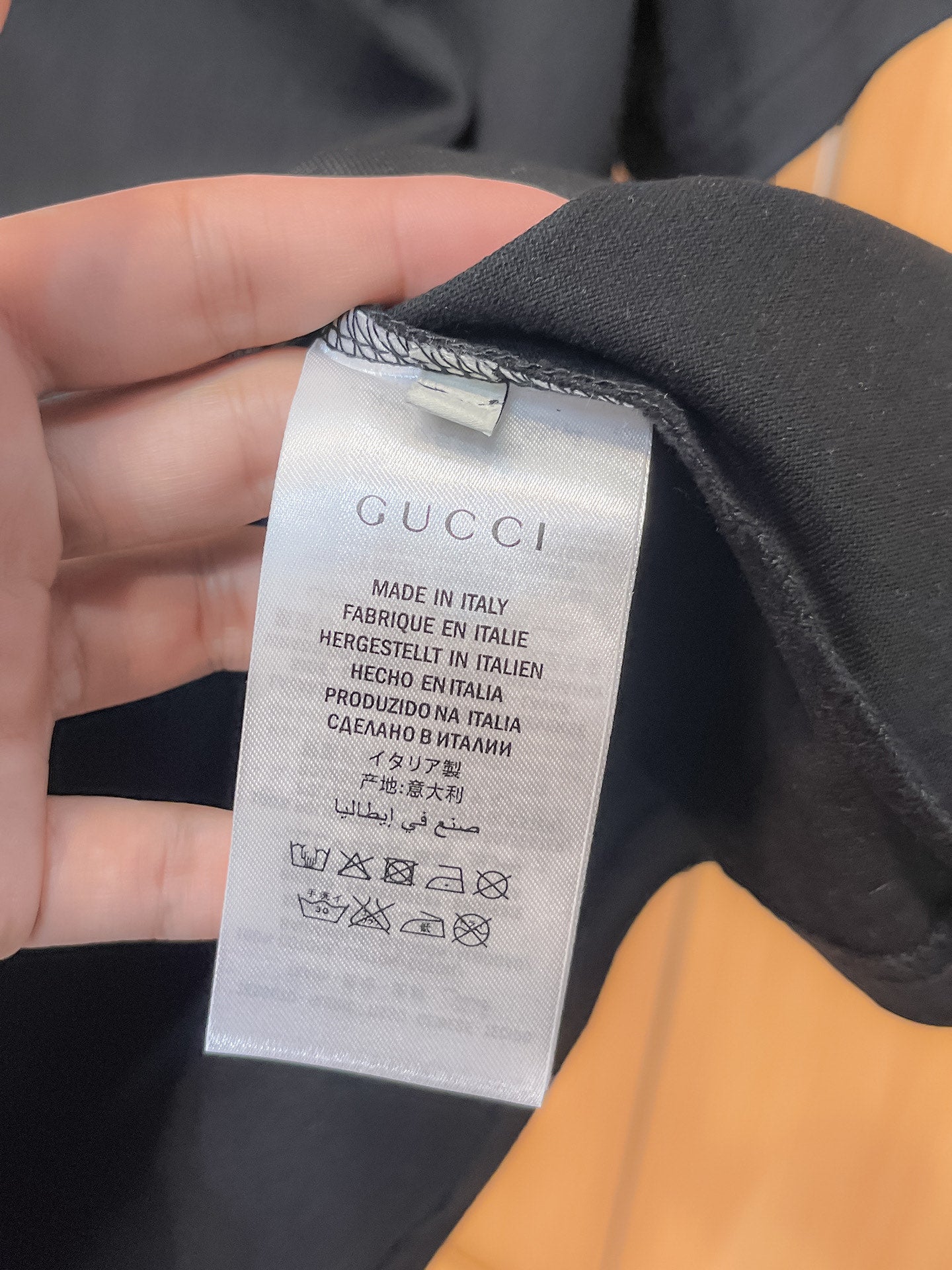 Gucci【新品】2026SS春夏🆕 男女情侶款經典logo圖標設計短袖T卹簡約的時尚元素設計凸顯精簡,隸屬今夏高顏值單品. 客供優質針織棉面料,手感順滑細膩,著身的透氣舒適感無可挑剔.全新標誌皮質徽章縫製感染力強大,彰顯前衛獨特個性.時尚達人的必備單品.表達一絲不苟的時尚氣息. 顏色：白色黑色尺碼：S/M/L/XL/2XL S肩寬43胸圍104衣長67袖長21