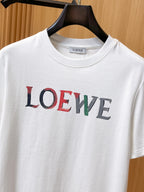 Loewe 【新品】2026SS春夏🆕 男女情侶款經典logo圖標設計短袖T卹簡約的時尚元素設計凸顯精簡,隸屬今夏高顏值單品. 客供優質針織棉面料,手感順滑細膩,著身的透氣舒適感無可挑剔.顯風時尚.全新標誌皮質徽章縫製感染力強大,彰顯前衛獨特個性.時尚達人的必備單品.表達一絲不苟的時尚氣息. 顏色：白色黑色尺碼：S/M/L/XL/2XL S肩寬43胸圍104衣長67袖長21