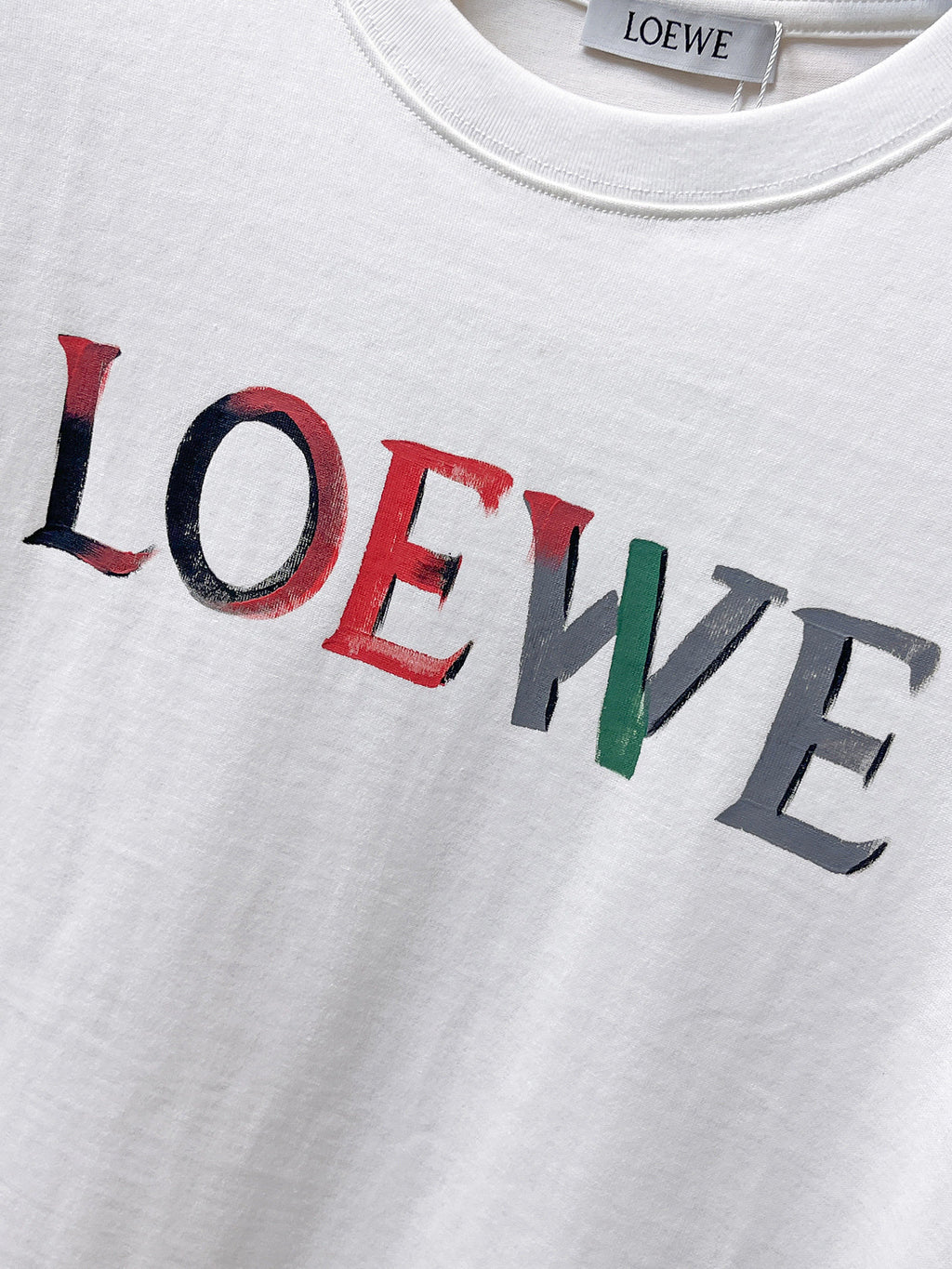 Loewe 【新品】2026SS春夏🆕 男女情侶款經典logo圖標設計短袖T卹簡約的時尚元素設計凸顯精簡,隸屬今夏高顏值單品. 客供優質針織棉面料,手感順滑細膩,著身的透氣舒適感無可挑剔.顯風時尚.全新標誌皮質徽章縫製感染力強大,彰顯前衛獨特個性.時尚達人的必備單品.表達一絲不苟的時尚氣息. 顏色：白色黑色尺碼：S/M/L/XL/2XL S肩寬43胸圍104衣長67袖長21