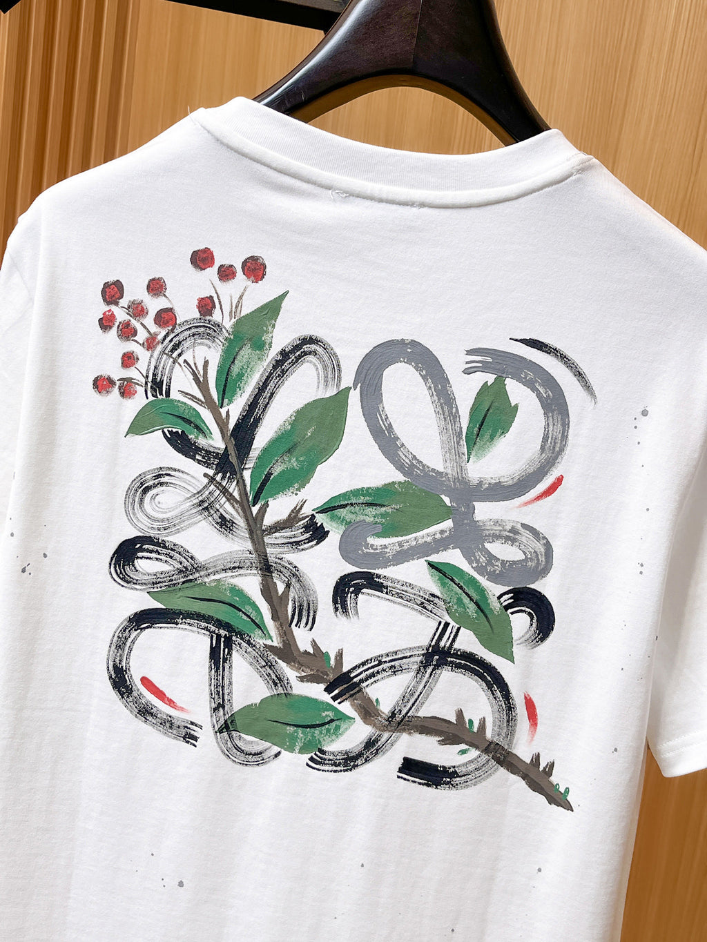 Loewe 【新品】2026SS春夏🆕 男女情侶款經典logo圖標設計短袖T卹簡約的時尚元素設計凸顯精簡,隸屬今夏高顏值單品. 客供優質針織棉面料,手感順滑細膩,著身的透氣舒適感無可挑剔.顯風時尚.全新標誌皮質徽章縫製感染力強大,彰顯前衛獨特個性.時尚達人的必備單品.表達一絲不苟的時尚氣息. 顏色：白色黑色尺碼：S/M/L/XL/2XL S肩寬43胸圍104衣長67袖長21