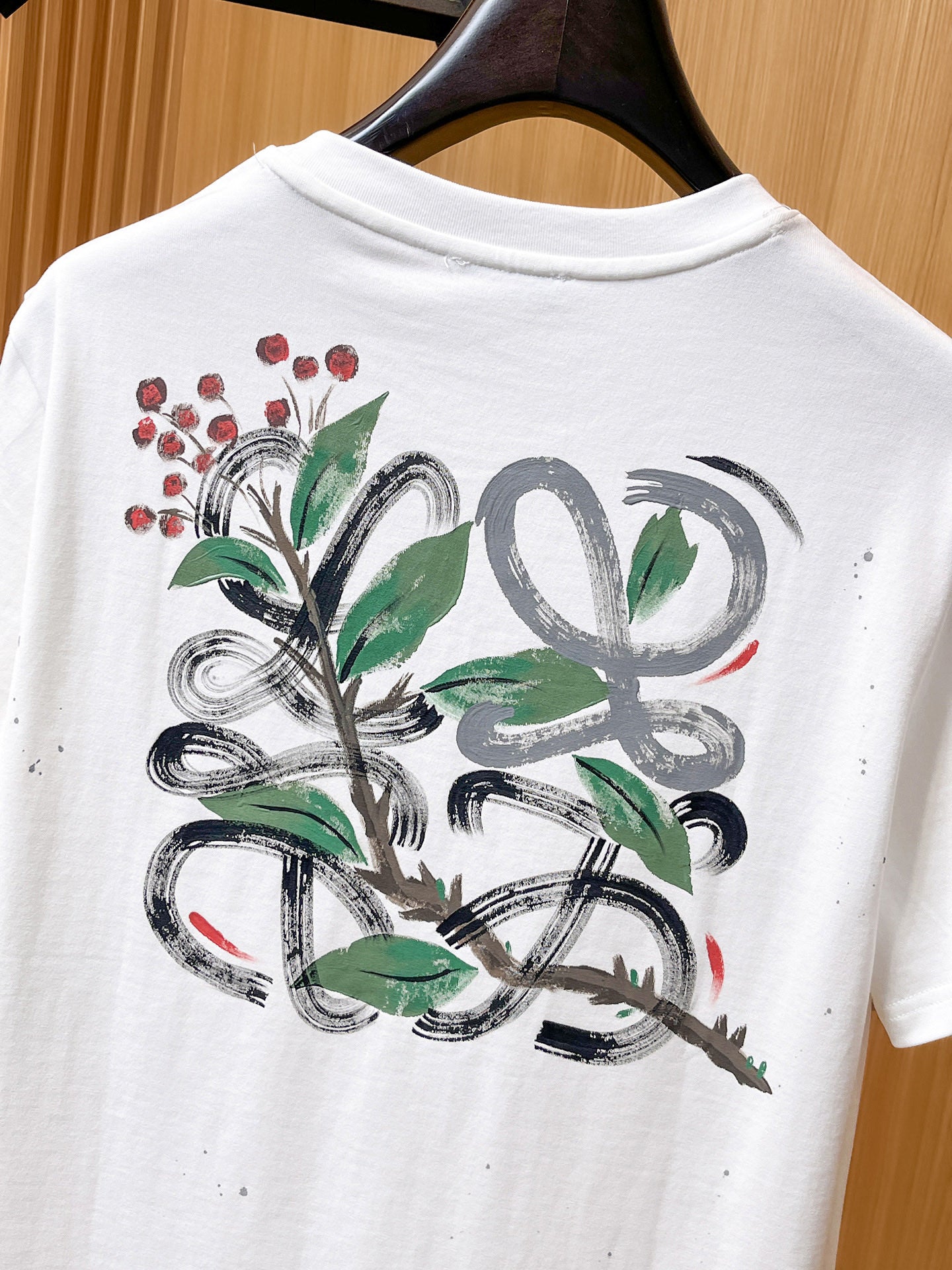 Loewe 【新品】2026SS春夏🆕 男女情侶款經典logo圖標設計短袖T卹簡約的時尚元素設計凸顯精簡,隸屬今夏高顏值單品. 客供優質針織棉面料,手感順滑細膩,著身的透氣舒適感無可挑剔.顯風時尚.全新標誌皮質徽章縫製感染力強大,彰顯前衛獨特個性.時尚達人的必備單品.表達一絲不苟的時尚氣息. 顏色：白色黑色尺碼：S/M/L/XL/2XL S肩寬43胸圍104衣長67袖長21