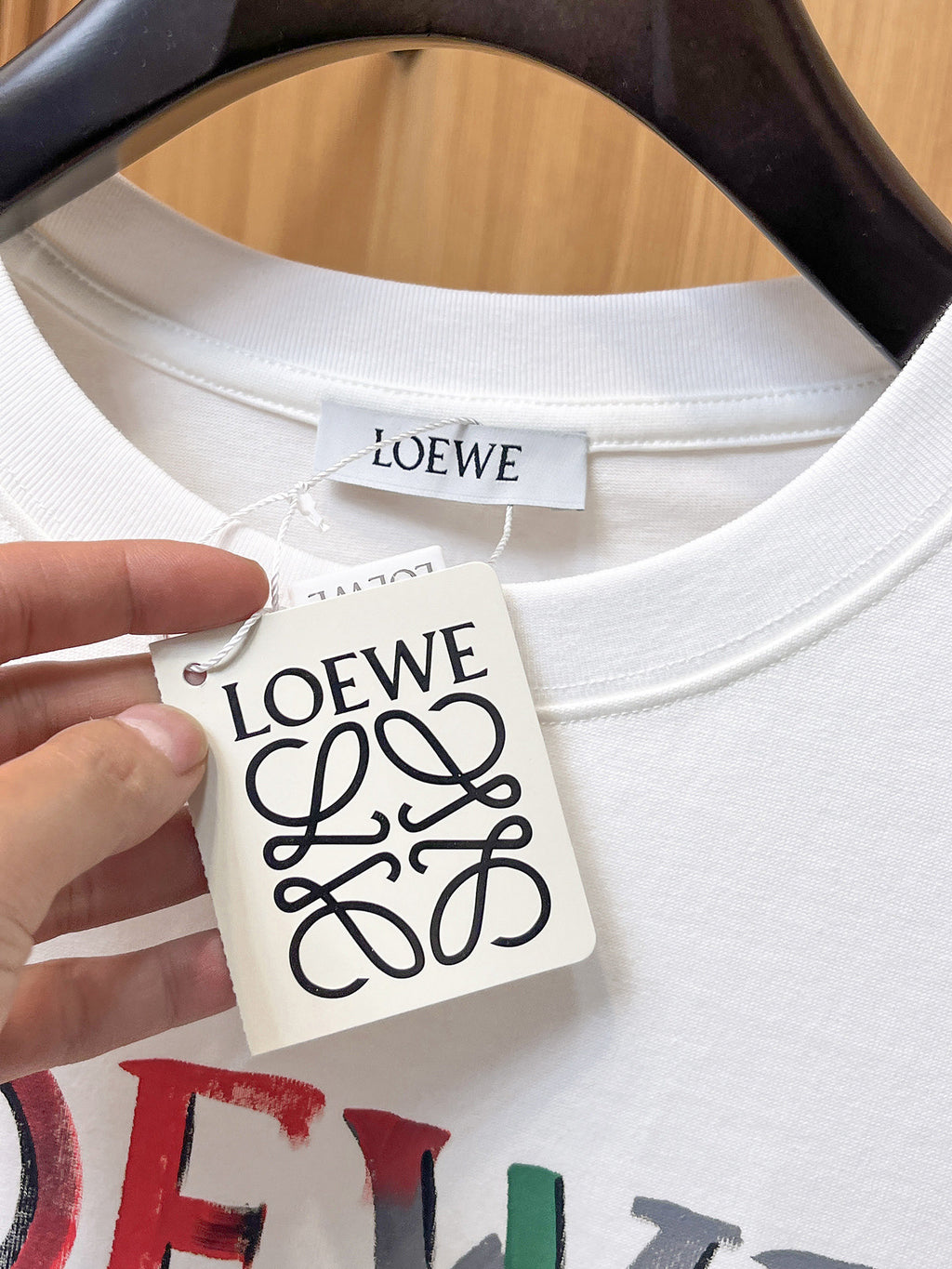 Loewe 【新品】2026SS春夏🆕 男女情侶款經典logo圖標設計短袖T卹簡約的時尚元素設計凸顯精簡,隸屬今夏高顏值單品. 客供優質針織棉面料,手感順滑細膩,著身的透氣舒適感無可挑剔.顯風時尚.全新標誌皮質徽章縫製感染力強大,彰顯前衛獨特個性.時尚達人的必備單品.表達一絲不苟的時尚氣息. 顏色：白色黑色尺碼：S/M/L/XL/2XL S肩寬43胸圍104衣長67袖長21