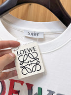 Loewe 【新品】2026SS春夏🆕 男女情侶款經典logo圖標設計短袖T卹簡約的時尚元素設計凸顯精簡,隸屬今夏高顏值單品. 客供優質針織棉面料,手感順滑細膩,著身的透氣舒適感無可挑剔.顯風時尚.全新標誌皮質徽章縫製感染力強大,彰顯前衛獨特個性.時尚達人的必備單品.表達一絲不苟的時尚氣息. 顏色：白色黑色尺碼：S/M/L/XL/2XL S肩寬43胸圍104衣長67袖長21
