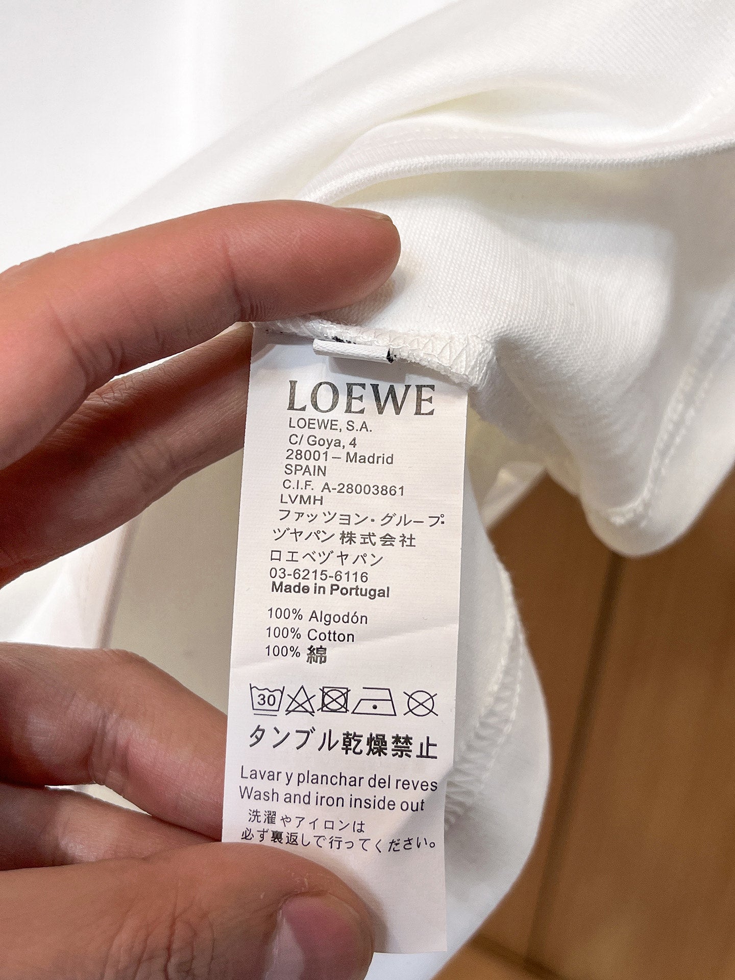 Loewe 【新品】2026SS春夏🆕 男女情侶款經典logo圖標設計短袖T卹簡約的時尚元素設計凸顯精簡,隸屬今夏高顏值單品. 客供優質針織棉面料,手感順滑細膩,著身的透氣舒適感無可挑剔.顯風時尚.全新標誌皮質徽章縫製感染力強大,彰顯前衛獨特個性.時尚達人的必備單品.表達一絲不苟的時尚氣息. 顏色：白色黑色尺碼：S/M/L/XL/2XL S肩寬43胸圍104衣長67袖長21
