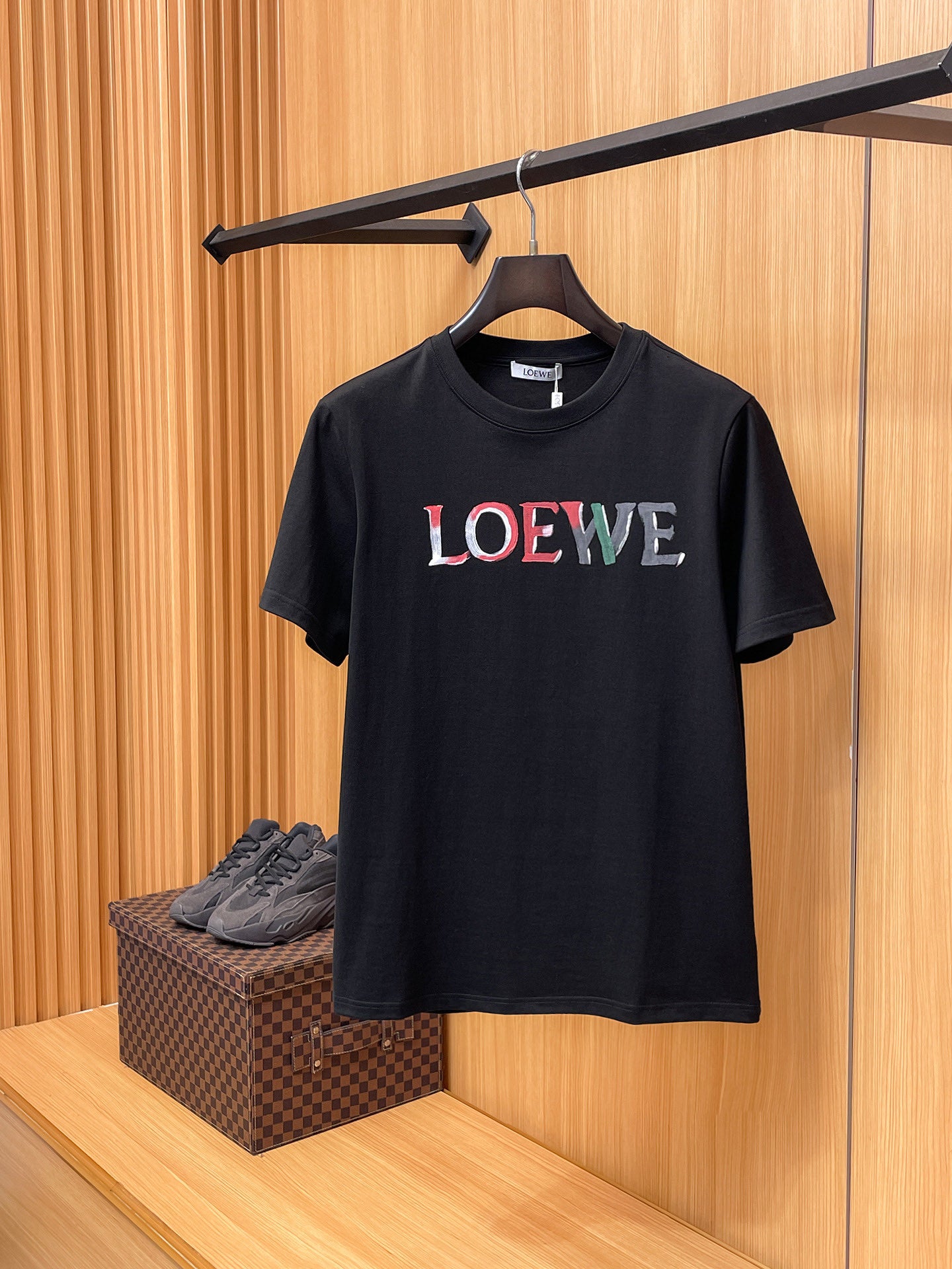 Loewe 【新品】2026SS春夏🆕 男女情侶款經典logo圖標設計短袖T卹簡約的時尚元素設計凸顯精簡,隸屬今夏高顏值單品. 客供優質針織棉面料,手感順滑細膩,著身的透氣舒適感無可挑剔.顯風時尚.全新標誌皮質徽章縫製感染力強大,彰顯前衛獨特個性.時尚達人的必備單品.表達一絲不苟的時尚氣息. 顏色：白色黑色尺碼：S/M/L/XL/2XL S肩寬43胸圍104衣長67袖長21