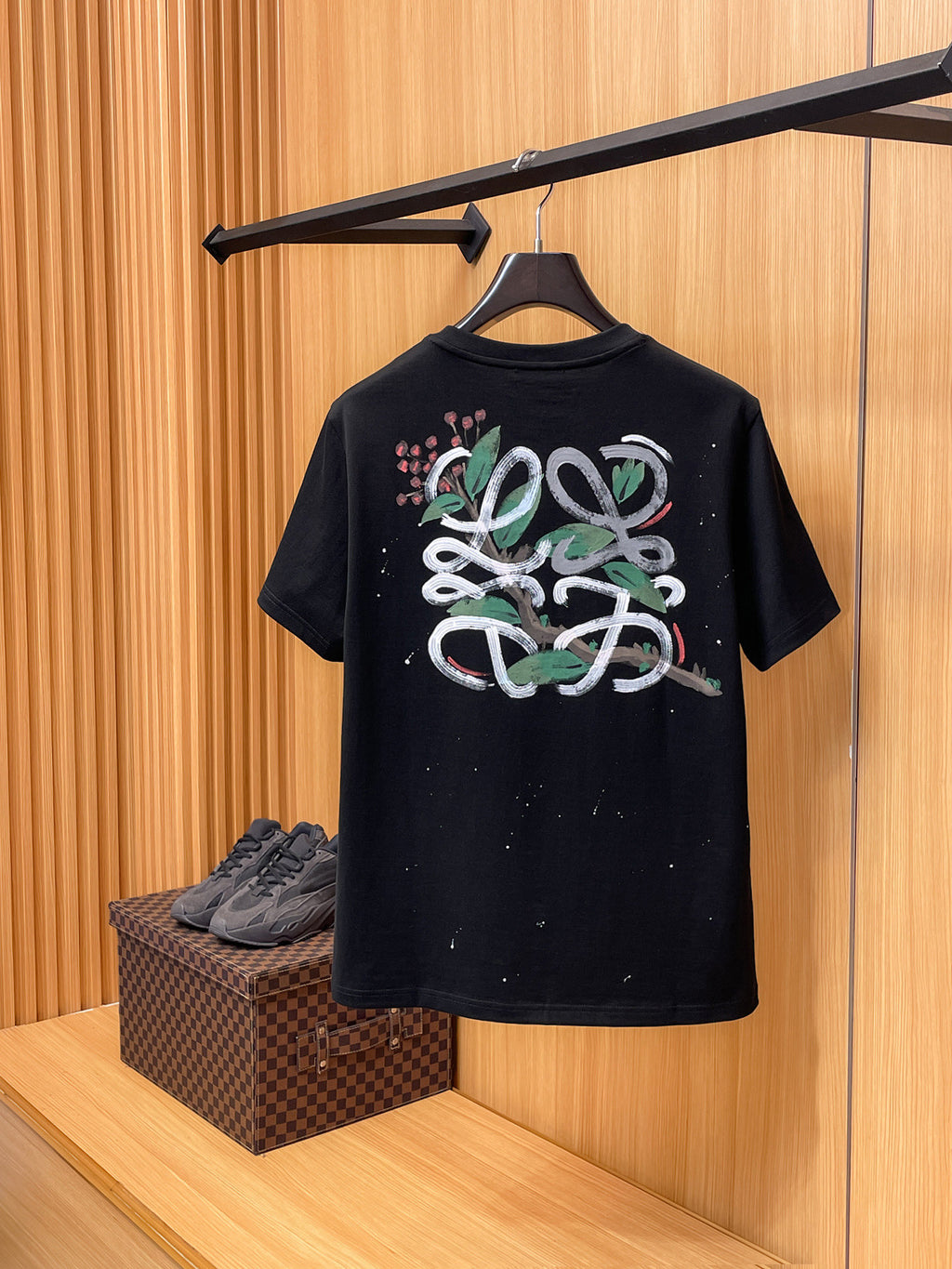 Loewe 【新品】2026SS春夏🆕 男女情侶款經典logo圖標設計短袖T卹簡約的時尚元素設計凸顯精簡,隸屬今夏高顏值單品. 客供優質針織棉面料,手感順滑細膩,著身的透氣舒適感無可挑剔.顯風時尚.全新標誌皮質徽章縫製感染力強大,彰顯前衛獨特個性.時尚達人的必備單品.表達一絲不苟的時尚氣息. 顏色：白色黑色尺碼：S/M/L/XL/2XL S肩寬43胸圍104衣長67袖長21