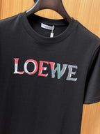 Loewe 【新品】2026SS春夏🆕 男女情侶款經典logo圖標設計短袖T卹簡約的時尚元素設計凸顯精簡,隸屬今夏高顏值單品. 客供優質針織棉面料,手感順滑細膩,著身的透氣舒適感無可挑剔.顯風時尚.全新標誌皮質徽章縫製感染力強大,彰顯前衛獨特個性.時尚達人的必備單品.表達一絲不苟的時尚氣息. 顏色：白色黑色尺碼：S/M/L/XL/2XL S肩寬43胸圍104衣長67袖長21