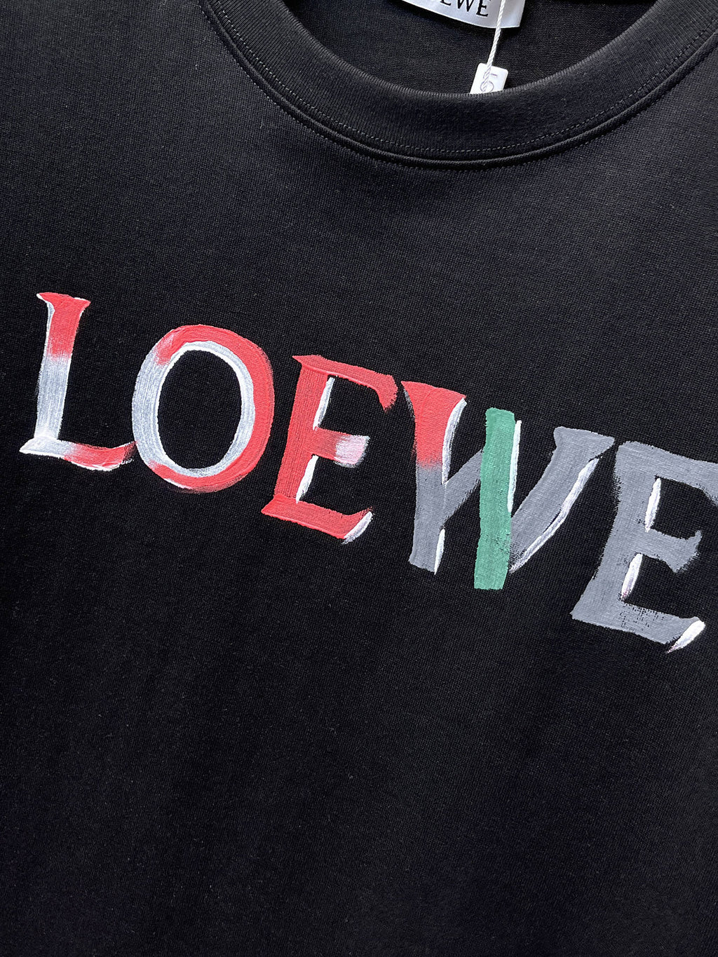 Loewe 【新品】2026SS春夏🆕 男女情侶款經典logo圖標設計短袖T卹簡約的時尚元素設計凸顯精簡,隸屬今夏高顏值單品. 客供優質針織棉面料,手感順滑細膩,著身的透氣舒適感無可挑剔.顯風時尚.全新標誌皮質徽章縫製感染力強大,彰顯前衛獨特個性.時尚達人的必備單品.表達一絲不苟的時尚氣息. 顏色：白色黑色尺碼：S/M/L/XL/2XL S肩寬43胸圍104衣長67袖長21