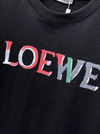 Loewe 【新品】2026SS春夏🆕 男女情侶款經典logo圖標設計短袖T卹簡約的時尚元素設計凸顯精簡,隸屬今夏高顏值單品. 客供優質針織棉面料,手感順滑細膩,著身的透氣舒適感無可挑剔.顯風時尚.全新標誌皮質徽章縫製感染力強大,彰顯前衛獨特個性.時尚達人的必備單品.表達一絲不苟的時尚氣息. 顏色：白色黑色尺碼：S/M/L/XL/2XL S肩寬43胸圍104衣長67袖長21