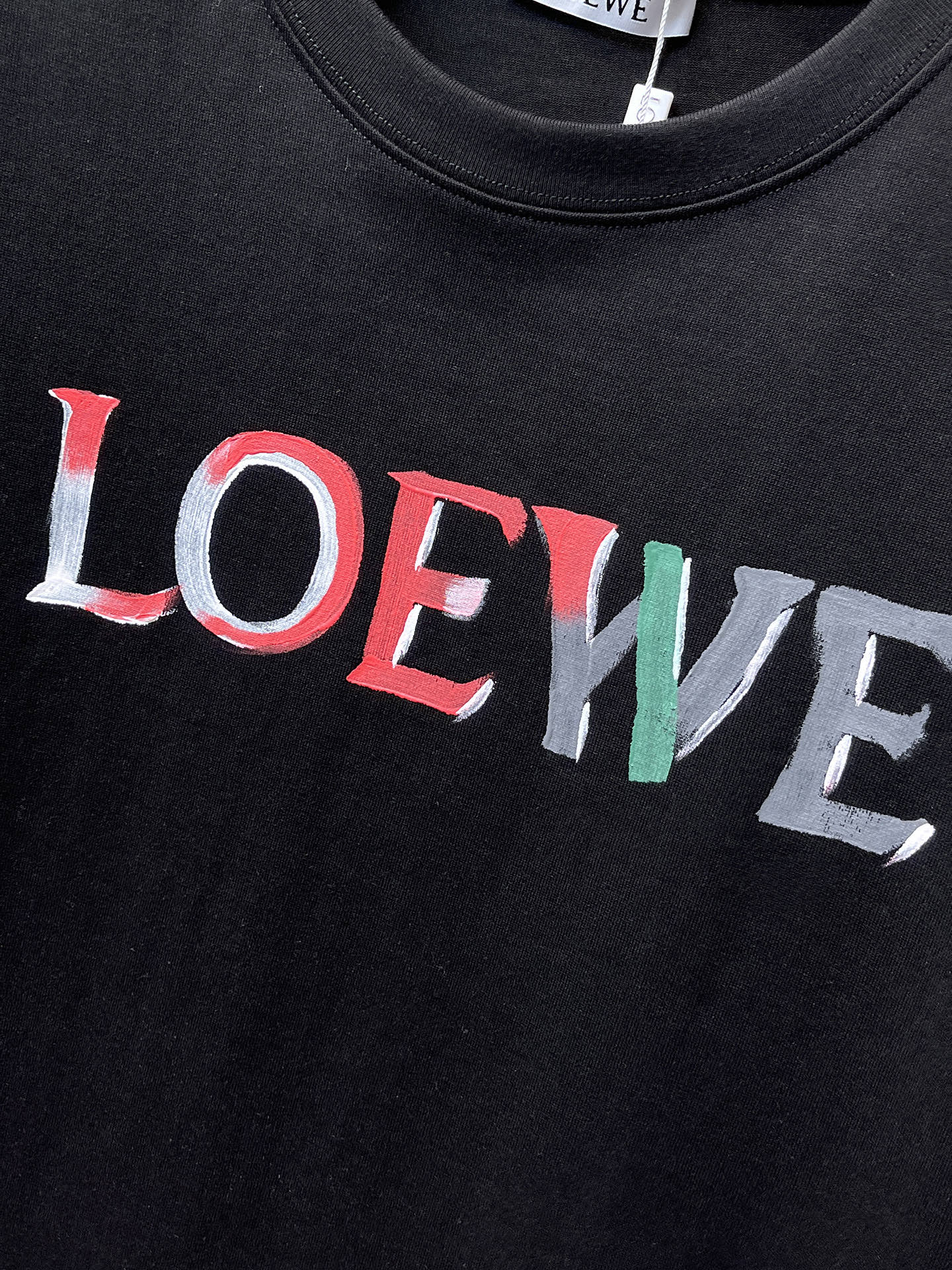 Loewe 【新品】2026SS春夏🆕 男女情侶款經典logo圖標設計短袖T卹簡約的時尚元素設計凸顯精簡,隸屬今夏高顏值單品. 客供優質針織棉面料,手感順滑細膩,著身的透氣舒適感無可挑剔.顯風時尚.全新標誌皮質徽章縫製感染力強大,彰顯前衛獨特個性.時尚達人的必備單品.表達一絲不苟的時尚氣息. 顏色：白色黑色尺碼：S/M/L/XL/2XL S肩寬43胸圍104衣長67袖長21