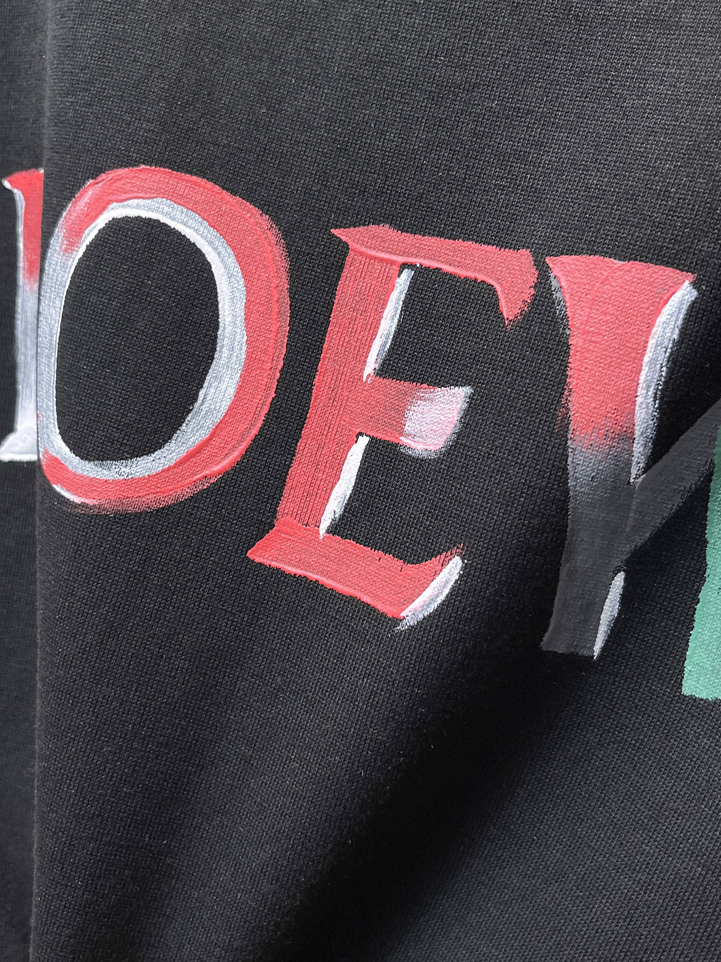 Loewe 【新品】2026SS春夏🆕 男女情侶款經典logo圖標設計短袖T卹簡約的時尚元素設計凸顯精簡,隸屬今夏高顏值單品. 客供優質針織棉面料,手感順滑細膩,著身的透氣舒適感無可挑剔.顯風時尚.全新標誌皮質徽章縫製感染力強大,彰顯前衛獨特個性.時尚達人的必備單品.表達一絲不苟的時尚氣息. 顏色：白色黑色尺碼：S/M/L/XL/2XL S肩寬43胸圍104衣長67袖長21
