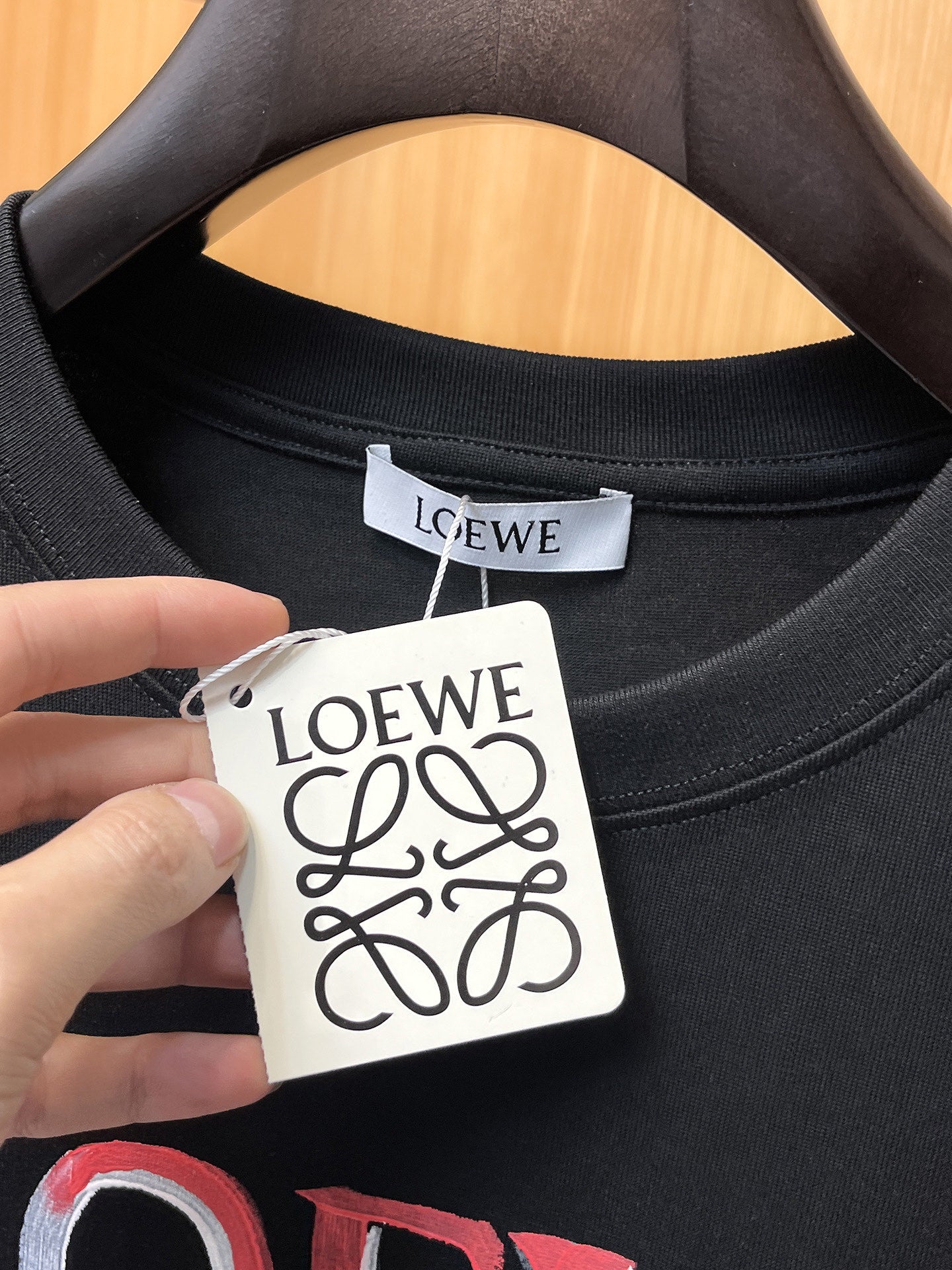 Loewe 【新品】2026SS春夏🆕 男女情侶款經典logo圖標設計短袖T卹簡約的時尚元素設計凸顯精簡,隸屬今夏高顏值單品. 客供優質針織棉面料,手感順滑細膩,著身的透氣舒適感無可挑剔.顯風時尚.全新標誌皮質徽章縫製感染力強大,彰顯前衛獨特個性.時尚達人的必備單品.表達一絲不苟的時尚氣息. 顏色：白色黑色尺碼：S/M/L/XL/2XL S肩寬43胸圍104衣長67袖長21
