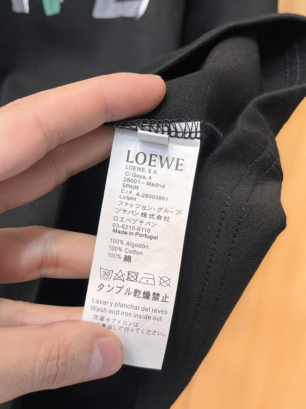 Loewe 【新品】2026SS春夏🆕 男女情侶款經典logo圖標設計短袖T卹簡約的時尚元素設計凸顯精簡,隸屬今夏高顏值單品. 客供優質針織棉面料,手感順滑細膩,著身的透氣舒適感無可挑剔.顯風時尚.全新標誌皮質徽章縫製感染力強大,彰顯前衛獨特個性.時尚達人的必備單品.表達一絲不苟的時尚氣息. 顏色：白色黑色尺碼：S/M/L/XL/2XL S肩寬43胸圍104衣長67袖長21