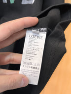 Loewe 【新品】2026SS春夏🆕 男女情侶款經典logo圖標設計短袖T卹簡約的時尚元素設計凸顯精簡,隸屬今夏高顏值單品. 客供優質針織棉面料,手感順滑細膩,著身的透氣舒適感無可挑剔.顯風時尚.全新標誌皮質徽章縫製感染力強大,彰顯前衛獨特個性.時尚達人的必備單品.表達一絲不苟的時尚氣息. 顏色：白色黑色尺碼：S/M/L/XL/2XL S肩寬43胸圍104衣長67袖長21