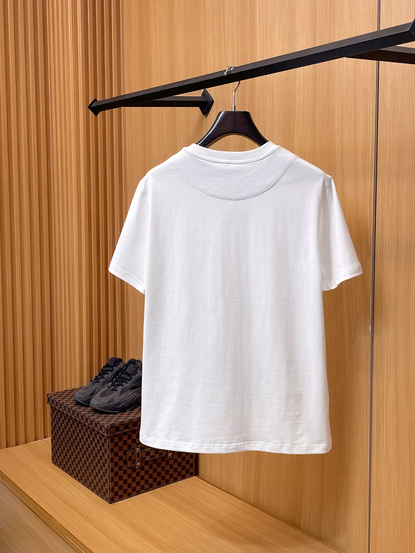 Moncler【新品】2026SS春夏🆕 男女情侶款經典logo圖標設計短袖T卹簡約的時尚元素設計凸顯精簡,隸屬今夏高顏值單品. 客供優質針織棉面料,手感順滑細膩,著身的透氣舒適感可挑剔.全新標誌皮質徽章縫製感染力強大,彰顯前衛獨特個性.時尚達人的必備單品.表達一絲不苟的時尚氣息. 顏色：白色黑色尺碼：S/M/L/XL/2XL S肩寬43胸圍104衣長67袖長21