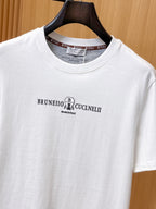 Moncler【新品】2026SS春夏🆕 男女情侶款經典logo圖標設計短袖T卹簡約的時尚元素設計凸顯精簡,隸屬今夏高顏值單品. 客供優質針織棉面料,手感順滑細膩,著身的透氣舒適感可挑剔.全新標誌皮質徽章縫製感染力強大,彰顯前衛獨特個性.時尚達人的必備單品.表達一絲不苟的時尚氣息. 顏色：白色黑色尺碼：S/M/L/XL/2XL S肩寬43胸圍104衣長67袖長21