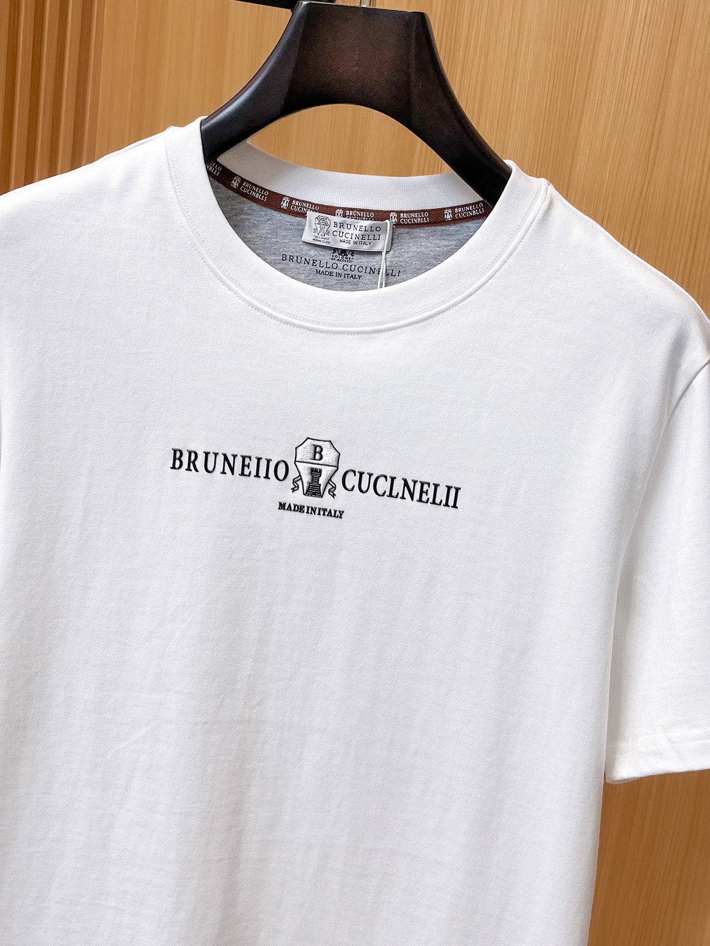 Moncler【新品】2026SS春夏🆕 男女情侶款經典logo圖標設計短袖T卹簡約的時尚元素設計凸顯精簡,隸屬今夏高顏值單品. 客供優質針織棉面料,手感順滑細膩,著身的透氣舒適感可挑剔.全新標誌皮質徽章縫製感染力強大,彰顯前衛獨特個性.時尚達人的必備單品.表達一絲不苟的時尚氣息. 顏色：白色黑色尺碼：S/M/L/XL/2XL S肩寬43胸圍104衣長67袖長21
