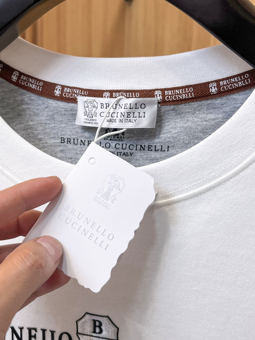 Moncler【新品】2026SS春夏🆕 男女情侶款經典logo圖標設計短袖T卹簡約的時尚元素設計凸顯精簡,隸屬今夏高顏值單品. 客供優質針織棉面料,手感順滑細膩,著身的透氣舒適感可挑剔.全新標誌皮質徽章縫製感染力強大,彰顯前衛獨特個性.時尚達人的必備單品.表達一絲不苟的時尚氣息. 顏色：白色黑色尺碼：S/M/L/XL/2XL S肩寬43胸圍104衣長67袖長21